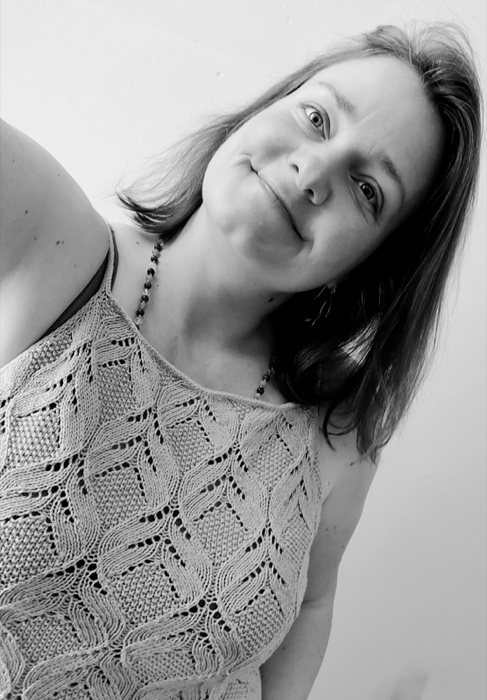Tanja Langhans lächelt in die Kamera, sie trägt ein selbstgestricktes Top mit Blattmuster